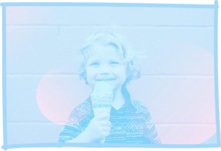 Lachendes Kind mit Eis in der Hand als Teaserbild für Kinderwunsch und Babyplanung